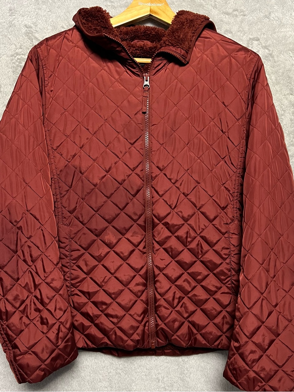 Uniqlo Women’s M Quilted Puffer Jacket in Burgundy